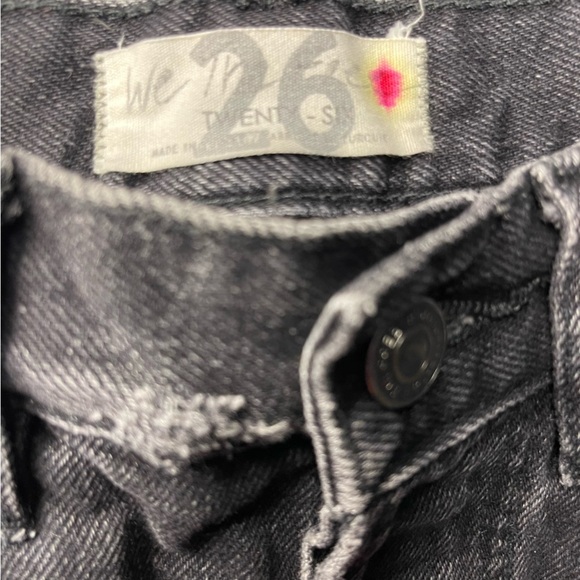 WE THE FREE Lasso Distressed Black Jean Shorts Size 26 - Picture 4 of 4